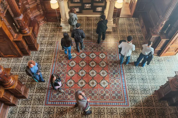 Ce se întâmpla cu artiștii clujeni când comunismul le dicta ce să picteze: expoziție de amploare la Castelul Bánffy, deschisă până în mai