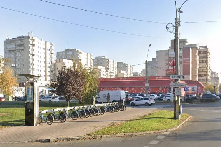 Pericol pentru șoferii clujeani! O femeie cerșește zilnic în mijlocul drumului în Cluj! Locuitorii sunt speriați: „E greu de observat și evitat de șoferi