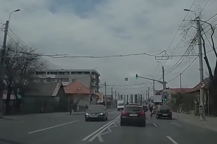 VIDEO. Clujean inconștient face toate greșelile posibile în trafic, căutând cu lumânarea un accident: Traversează în fugă, pe roșu, drumul cu patru benzi!
