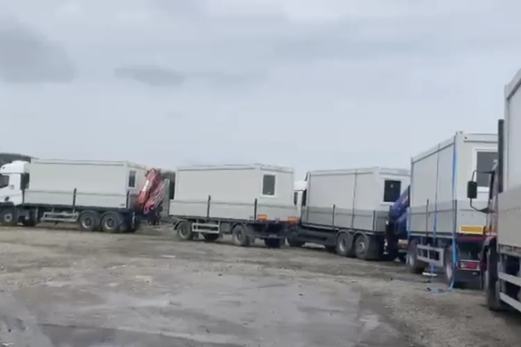 VIDEO. Ajutorul e pe drum! Primele containere au ajuns la Turda după incendiul care a lăsat 65 de oameni fără case! Alte locuințe modulare sunt pe drum