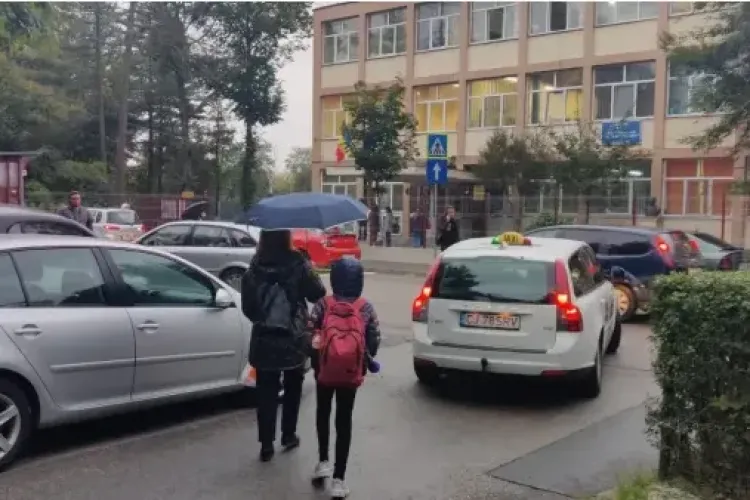 Pericol pentru părinți și copii în Borhanci! Lipsa trotuarelor transformă strada într-o capcană