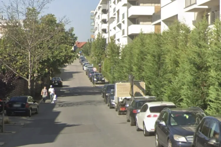 O singură stradă din Cluj cu o multitudine probleme! Fără trotuar și cu trafic periculos chiar la ieșirea spre Calea Turzii: „Nu poți vedea mașinile”