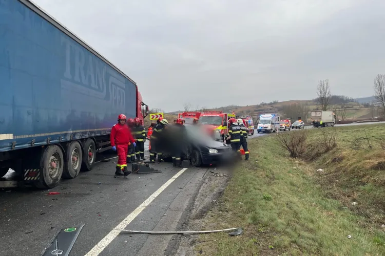 Accident devastator în Cluj! Șase răniți și victime încarcerate după impactul dintre două camioane și o mașină: A fost chemat și elicopterul SMURD