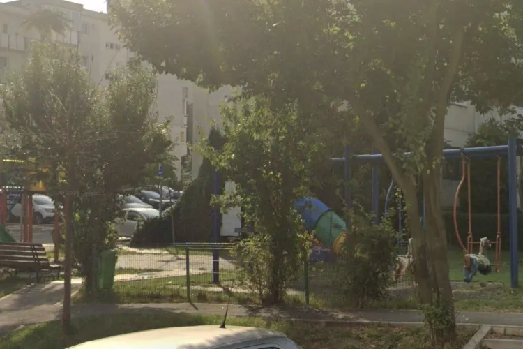 Coșmarul părinților de pe o stradă din Cluj! Mașinile zboară cu viteză printre spațile destinate copiilor: Ce cer locuitorii autorităților