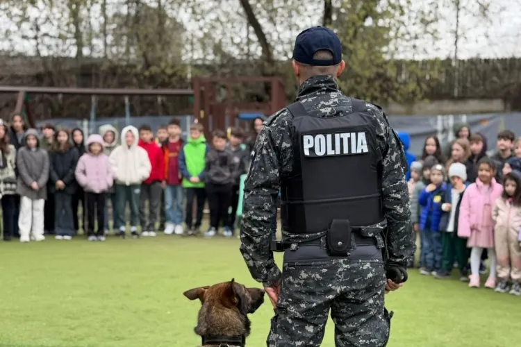 Moment special la o școală din Cluj! Cei mici au învățat direct de la polițiști și echipajele canine reguli esențiale de siguranță