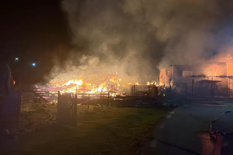 VIDEO. Incendiu uriaș azi-noapte! A ars tot: casă, anexe, utilaje și un ATV. Pompierii clujeni n-au mai făcut față și au cerut ajutorul celor din Bihor