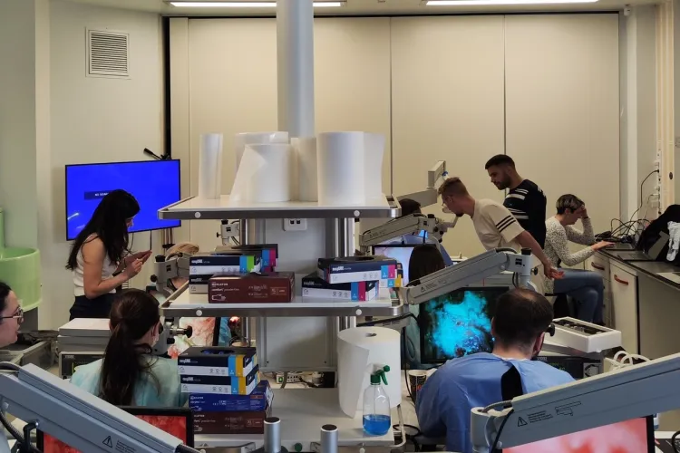 Medici din toată România au venit la Cluj să învețe să opereze urechea: cum arată cursul care predă „chirurgia surdității