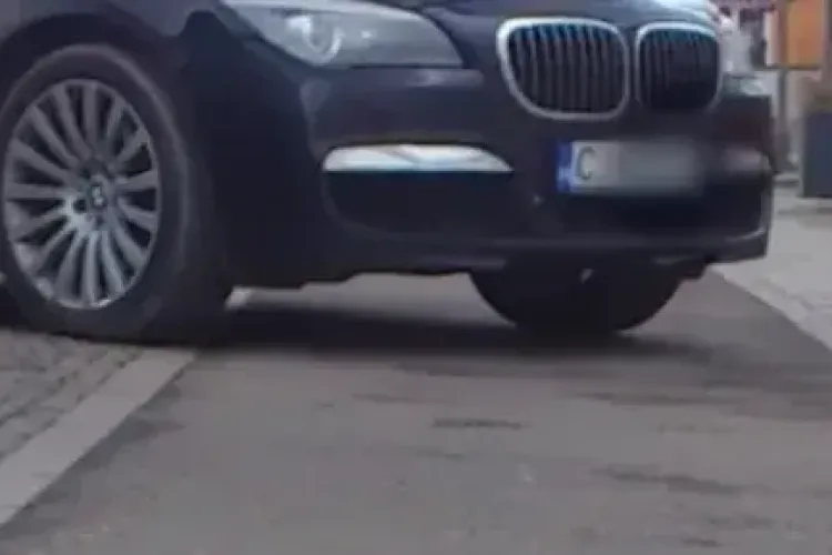 Hoas pe o pistă de biciclete din Cluj-Napoca! Mașinile au „șters” trotuarul și blochează tot: „Zi de zi” 