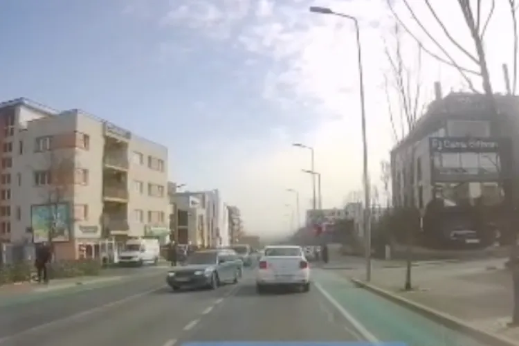 VIDEO. Ignoranță la volan! Trecutul pe roșu pare să fi devenit sport local în Cluj! Doi șoferi au ignorat semaforul la aceeași trecere de pietoni