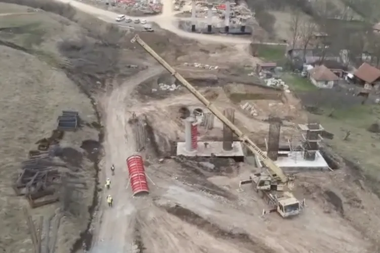 VIDEO. 258 de muncitori lucrează zi și noapte pe Autostrada Transilvania: Cât mai durează până circulăm 155 km fără oprire