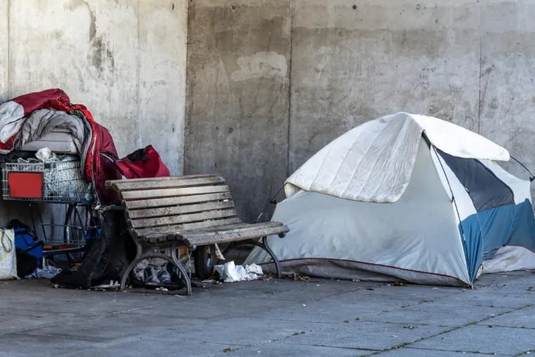 Surpriza neplăcută a unei clujence! Un om al străzii și-a făcut „casă” pe parcarea ei plătită, apoi s-a mutat direct pe bancheta din spate a mașinii