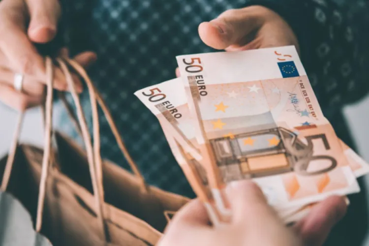 Uniunea Europeană plafonează plățile în numerar. Tranzacțiile mari vor fi interzise în bani cash până în 2027! Care este suma peste care nu vom putea plăti