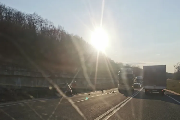 Accident pe centura Vâlcele – Apahida, din Cluj: TIR și o mașină implicate. Autoturismul a fost proiectat în șanț. Atenție, trafic îngreunat!