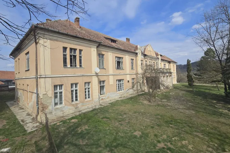 Clădirea unde s-au născut 25.000 de oameni din Cluj riscă să se prăbușească: „Zidurile de la 1912 rezistă cu încăpățânare. Nu e prea târziu