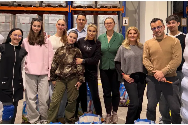 Mobilizare emoționantă la Cluj! Zeci de voluntari aduc bucurie bătrânilor și copiilor înainte de sărbători: „Se întâmplă minuni” FOTO 