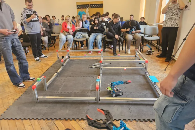Liceenii din Cluj construiesc roboți care salvează orașe! UTCN organizează o competiție spectaculoasă cu premii de 7.400 lei și locuri la facultate