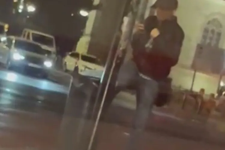 VIDEO. Bătaie în toată regula… cu un tomberon! Un bărbat a făcut „spectacol” în centrul Clujului. „Pur și simplu a început lupta cu tomberonul”