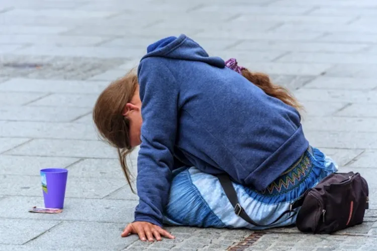 Femeia care cerșea zilnic în mijlocul drumului în Cluj, prinsă de Poliția Locală: De unde a venit aceasta și ce pedeapsă a primit