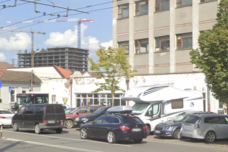 Pericol ascuns în Cluj! Mașinile parcate ilegal pe trotuar blochează vizibilitatea la o intersecție periculoasă și nimeni nu intervine