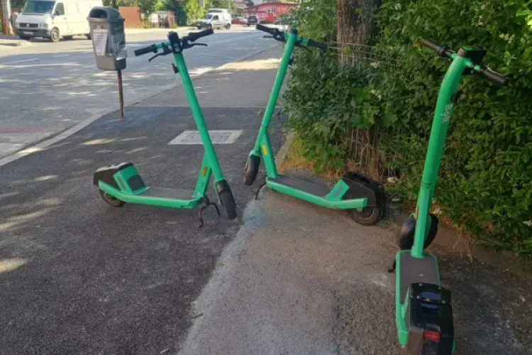Pericol în centrul Clujului! Pietonii, forțați să evite trotuarul din cauza trotinetelor abandonate: „Sunt lăsate în mod necorespunzător”