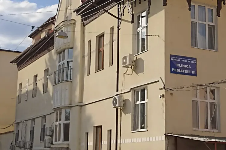 EXCLUSIV. Copiii din Clinica Pediatrie 3 din Cluj sunt evacuati de urgență acum. Motivul: Suspiciune de avarie la gaz! Copiii și părinții așteaptă transfer