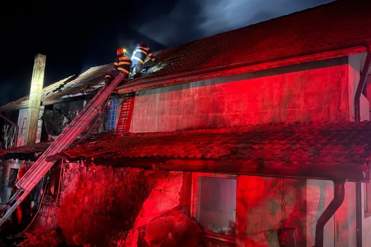 Incendiu la o casă în Cluj. Un bărbat a făcut atac de panică și a avut nevoie de asistența medicilor. De la ce a pornit totul