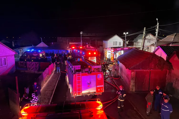 FOTO Incendiu devastator în județul Cluj. Mai multe locuințe în flăcări chiar acum la Turda! Șase persoane consultate, două victime la spital