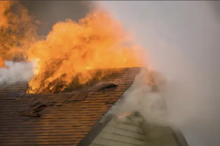 Incendiu la o cabană din Cluj! Acoperișul a fost cuprins de flăcări, iar un bărbat a avut nevoie de îngrijiri medicale