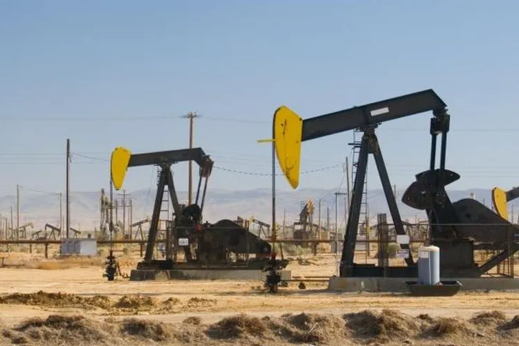 Scenariu alarmant pe piața energiei: prețul petrolului ar putea exploda la 180 de dolari/baril în aprilie. Riscuri majore pentru economia globală