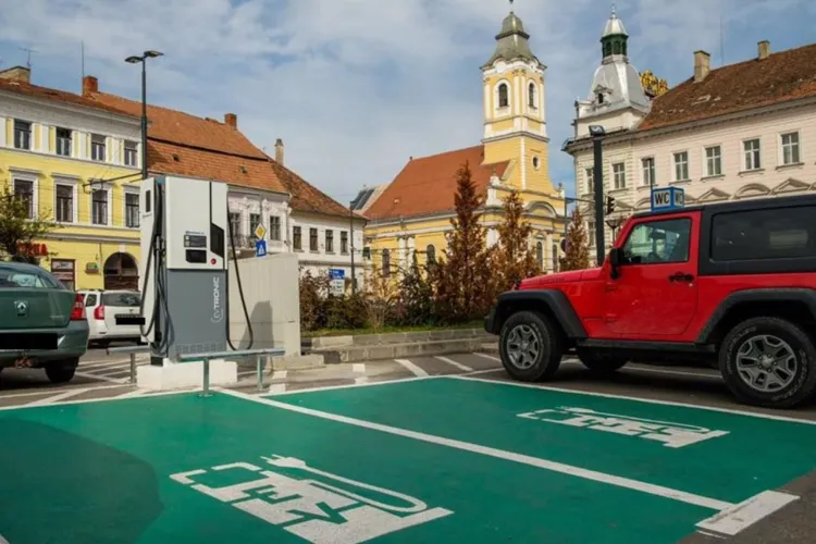 Centrul Clujului minus patru parcări. Primăria face „reconversia” și transformă patru locuri de parcare în stații de încărcare pentru norocoșii cu mașini e