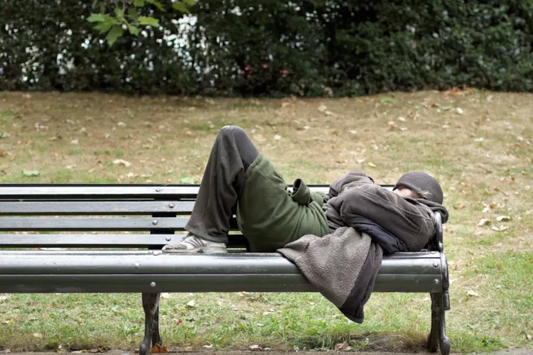 Un clujean, revoltat de oamenii străzii care au pus stăpânire pe băncile unui bloc de pe strada Buzău: „Sunt gălăgioși și lasă mizerie