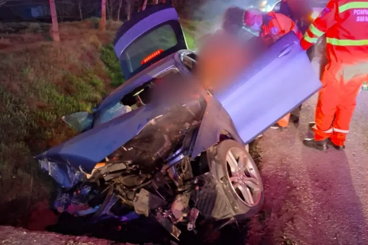 Accident în această dimineață: Tânăr de 20 de ani, rănit după ce a rămas încarcerat în urma unui impact puternic. A fost scos cu greu de pompierii clujeni