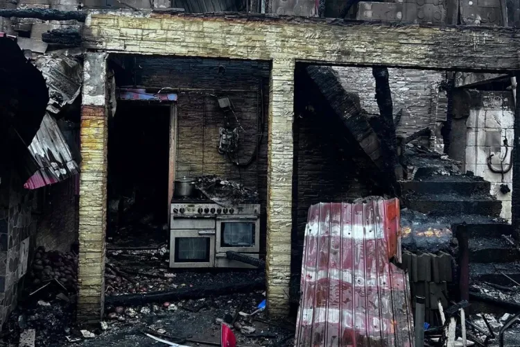 Povestea sfâșietoare a unei familii din Turda ce și-a pierdut casa în incendiu: „Totul e cenușă. Într-o clipă au rămas fără nimic”/ Dacă puteți, ajutați!