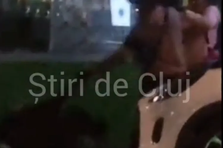 VIDEO. Poliția face cercetări în cazul bărbatului bătut de doi indivizi în Cluj, după imaginile publicate de Știri de Cluj: „L-au lăsat lat și au fugit!”
