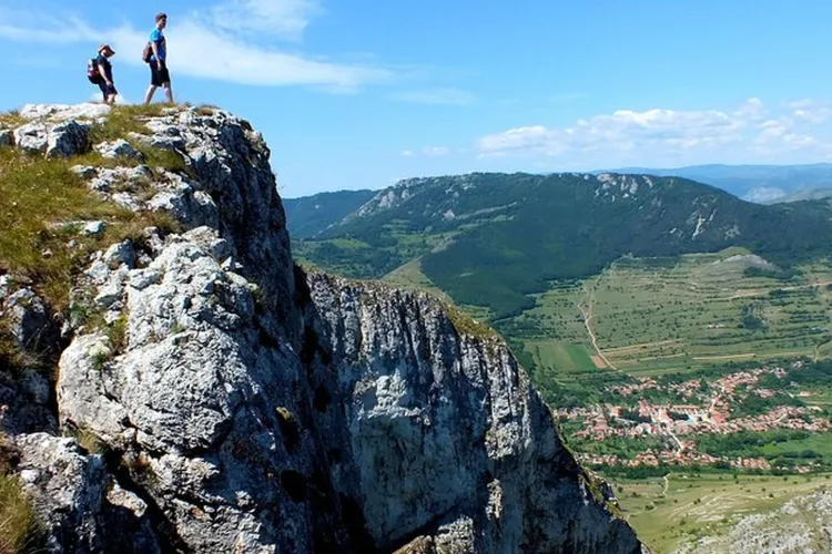 Tragedie pe Piatra Secuiului, în timpul unei drumeții. Un motociclist maghiar de 38 de ani a murit după ce i s-a făcut rău pe traseu