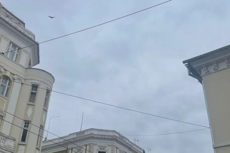 Schimbare bruscă de vreme: După zile mai calde, frigul revine în România, cu ploi și episoade de ninsoare la munte. Cum va fi vremea în Cluj