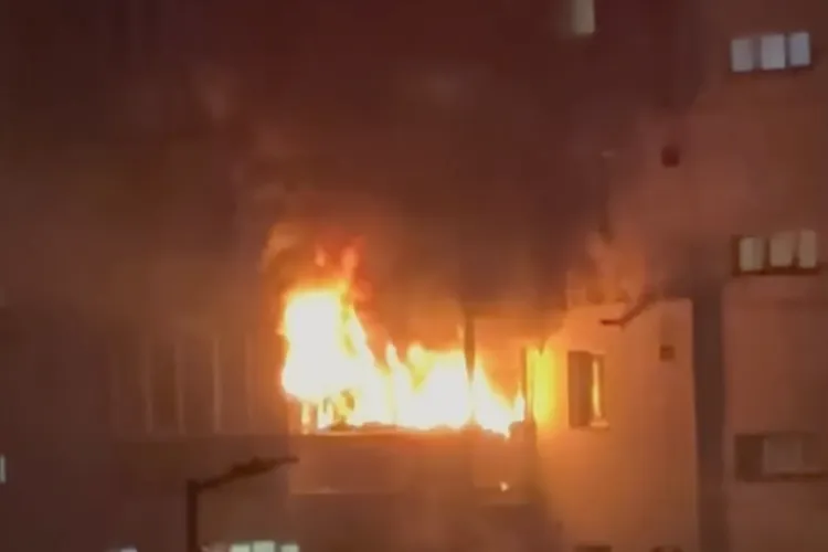 VIDEO. Incendiu devastator în Cluj! Flăcări uriașe au mistuit un apartament! Pompierii au intervenit cu două autospeciale pentru a salva blocul