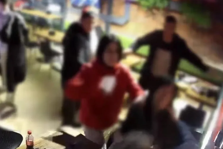 Scandal sângeros la un local din Cluj! Pumni, sticle aruncate și un briceag scos la bătaie: Zece inculpați, arestați preventiv!