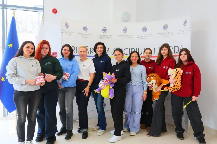 Educația dentară începe din școală! Studenții UMF Cluj îi învață pe copii cum să-și protejeze zâmbetul FOTO 