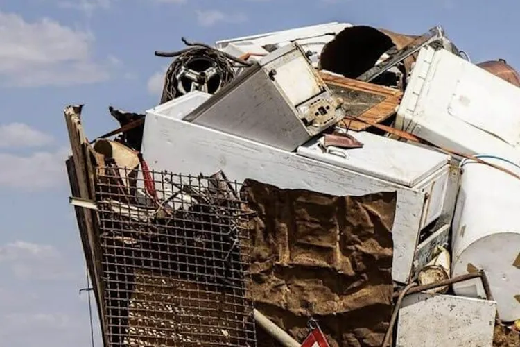 Un cartier din Cluj este terorizat zilnic de dube care adună fier vechi! Un clujean a încercat să intervină: „Am ieșit la ei și au sărit la scandal!