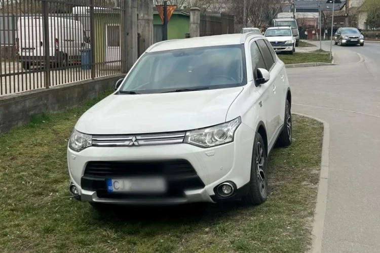 Bătaie de joc la adresa orașului! Un șofer a fost surprins pe spațiul verde: „E bun pentru parcat tigaia”