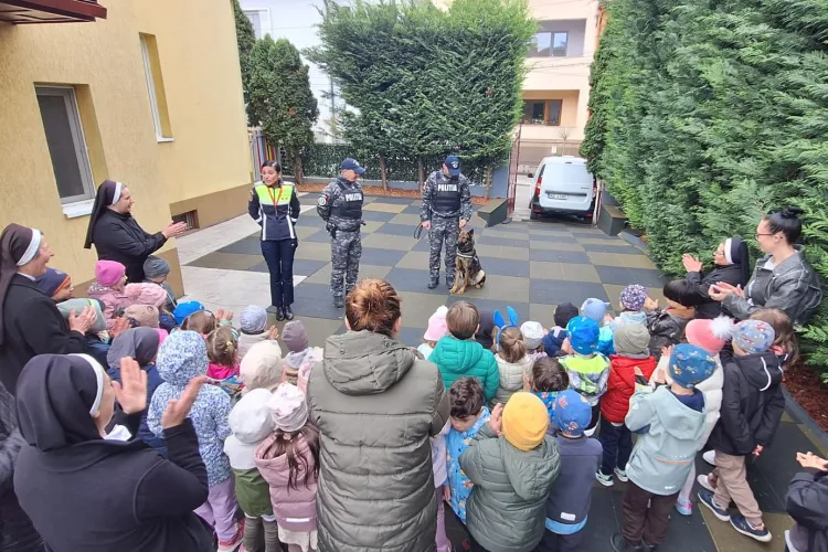 Ziua în care câinii polițiști au cucerit o grădiniță din Cluj! 58 de copii, față în față cu animalele de la Criminalistică