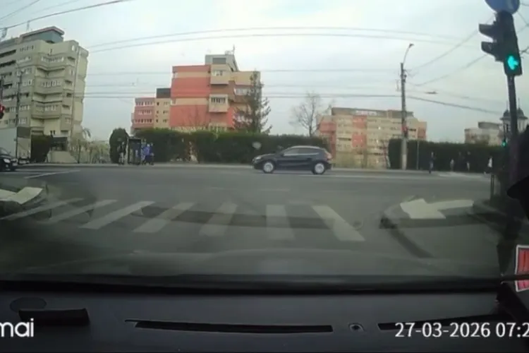 Șoc și groază în Mărăști, Cluj: Doi șoferi grăbiți au trecut pe roșu la intersecția din „Groapă” și au pus în pericol tot traficul - VIDEO