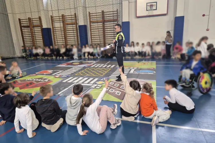 Poliția Rutieră, față în față cu elevii din Cluj! Ce reguli vitale au învățat copiii despre trafic și siguranță