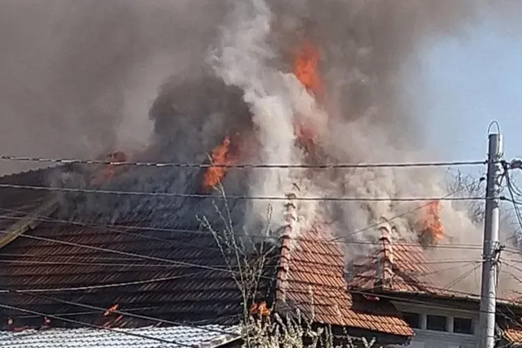 Incendiu puternic într-o localitate din Cluj: Pompierii intervin de urgență, flăcările au cuprins o casă întreagă