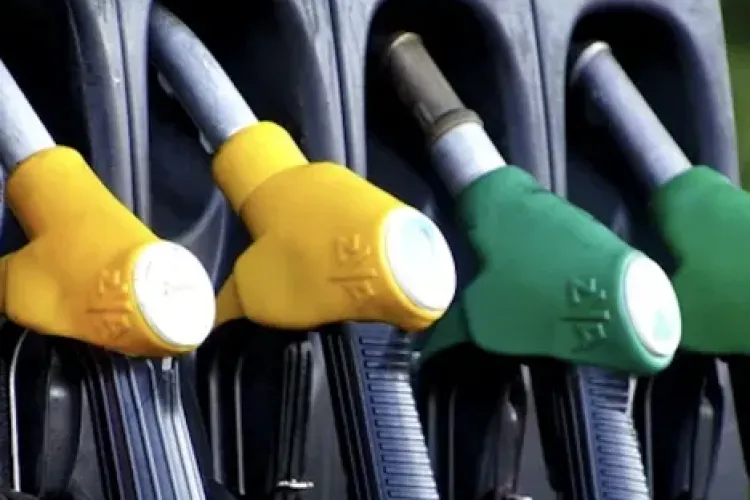 Prețurile la pompă dau înapoi! Reducere după maximele recente la carburanți