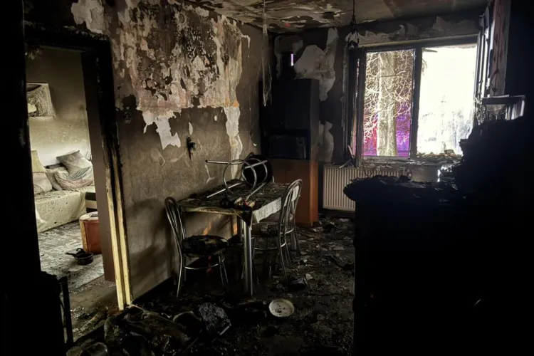 FOTO/VIDEO. Imagini greu de privit de la incendiul din Cluj: flăcările au distrus complet un apartament de pe Aleea Herculane