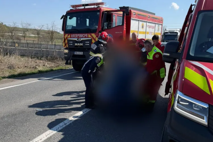 Scene dramatice pe șosea în Cluj! Un motociclist a fost rănit după o coliziune cu o mașină. Pompierii au intervenit de urgență 