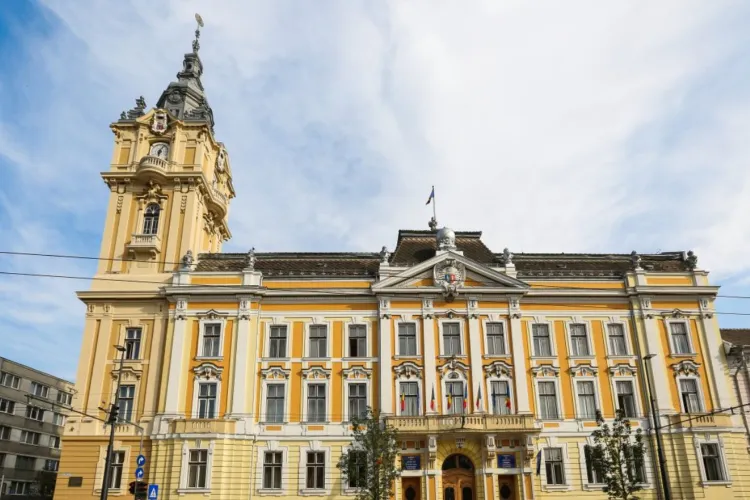 Primăria Cluj-Napoca se reorganizează: fără concedieri în 2026, dar „bomba” e amânată pentru 2027. „Doar” 850 de oameni vor rămâne angajați