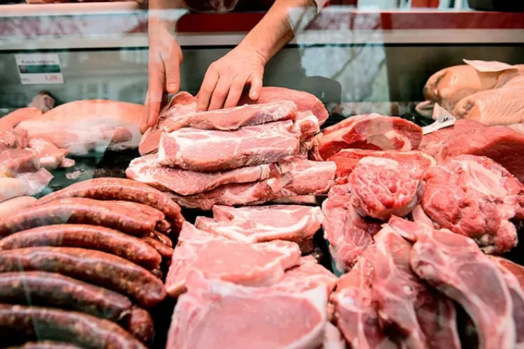 Alertă înainte de Sfintele Sărbători! Peste 2 tone de alimente periculoase, scoase de pe piață. S-a lăsat cu amenzi de peste 1 milion de lei 